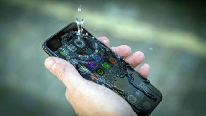 Smartphone Tahan Air 2024