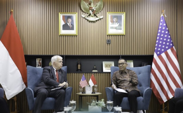(kiri -kanan) Menteri Pendidikan Tinggi, Sains, dan Teknologi (Mendiktisaintek), Brian Yuliarto, bersama Kuasa Usaha Ad Interim (KUAI) Kedutaan Besar Amerika Serikat untuk Indonesia, Peter Haymond,