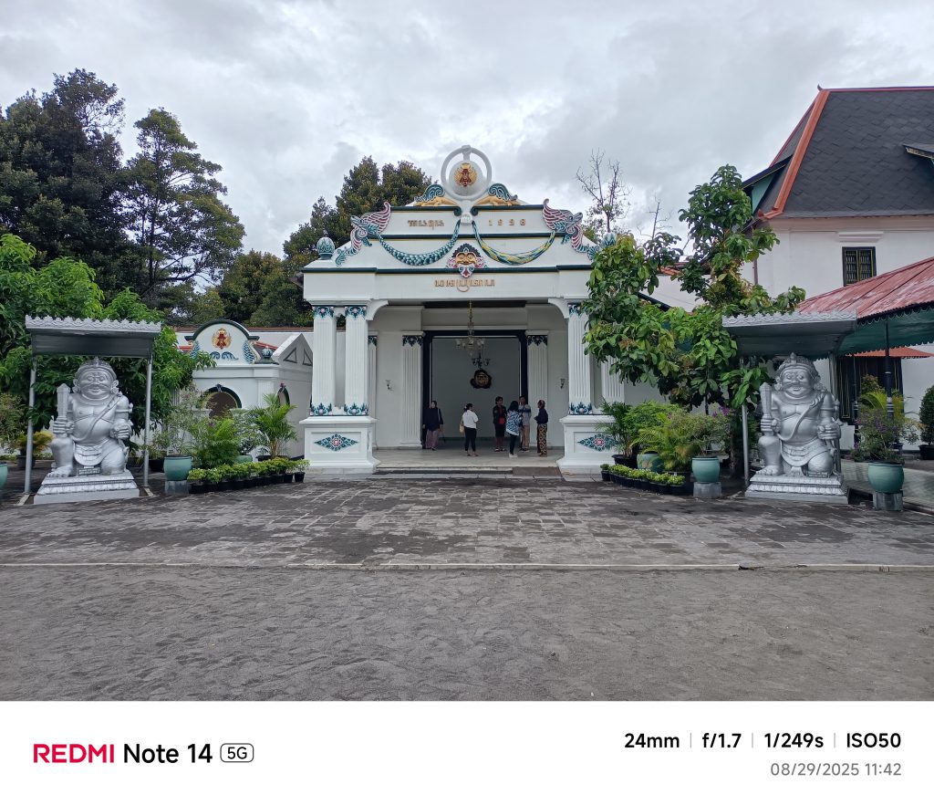 Keraton Ngayogyakarta Hadiningrat yang diabadikan dengan smartphone Xiaomi Redmi Note 14 5G