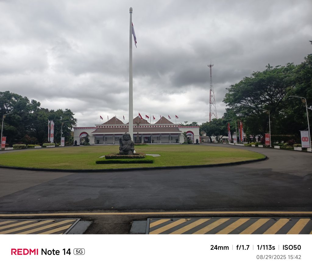 Gedung Agung yang diabadikan dengan smartphone Xiaomi Redmi Note 14 5G