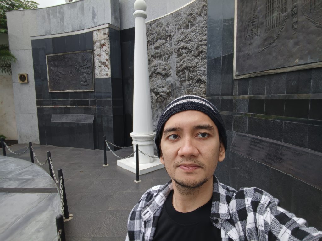 Hasil foto selfie dengan background normal di Xiaomi Redmi Xiaomi Redmi Note 14 5G