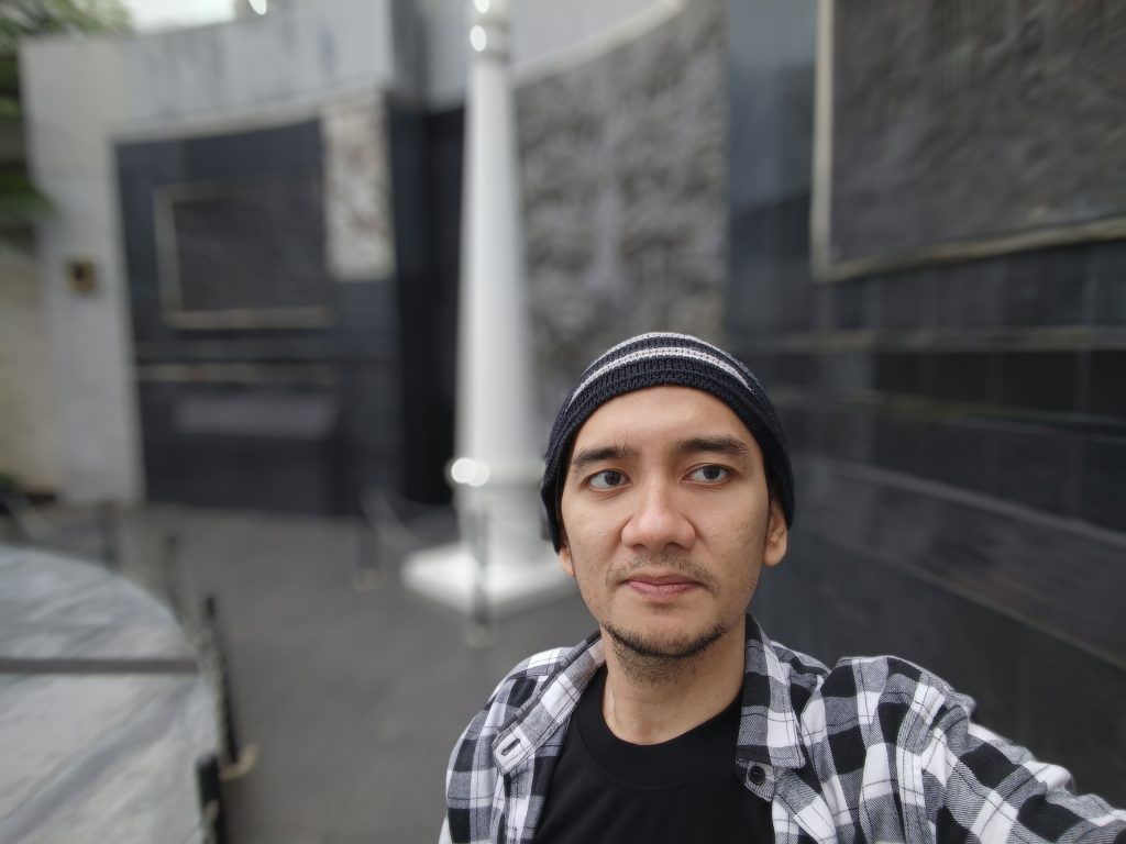 Foto selfie yang telah di edit dengan efek bokeh AI Editing