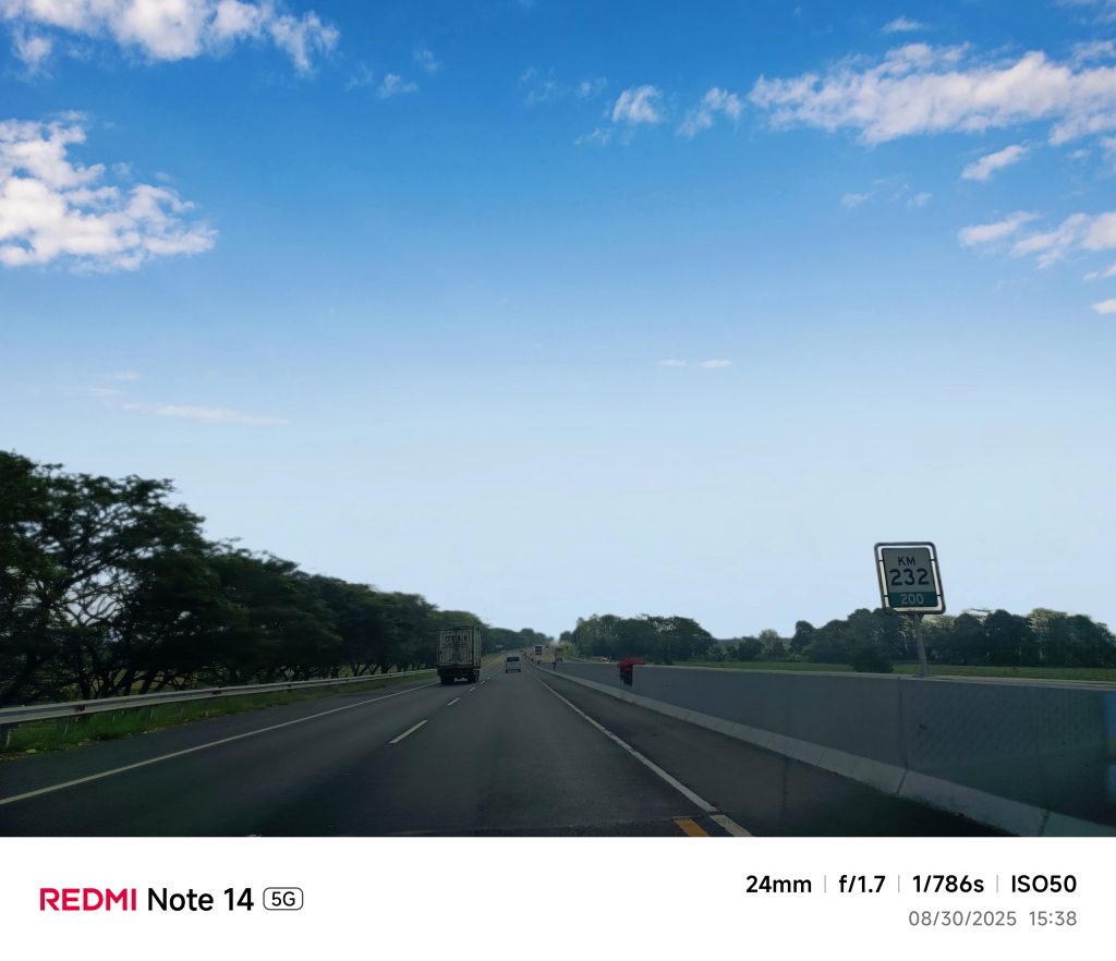 Foto langit menjadi cerah setelah di edit menggunakan AI Sky