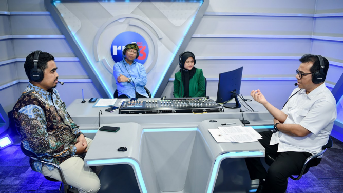 Wakil Menteri Komunikasi dan Digital (Kemkomdigi), Nezar Patria dan Ketua Mafindo (Masyarakat Anti Fitnah Indonesia), Septiaji Eko Nugroho
