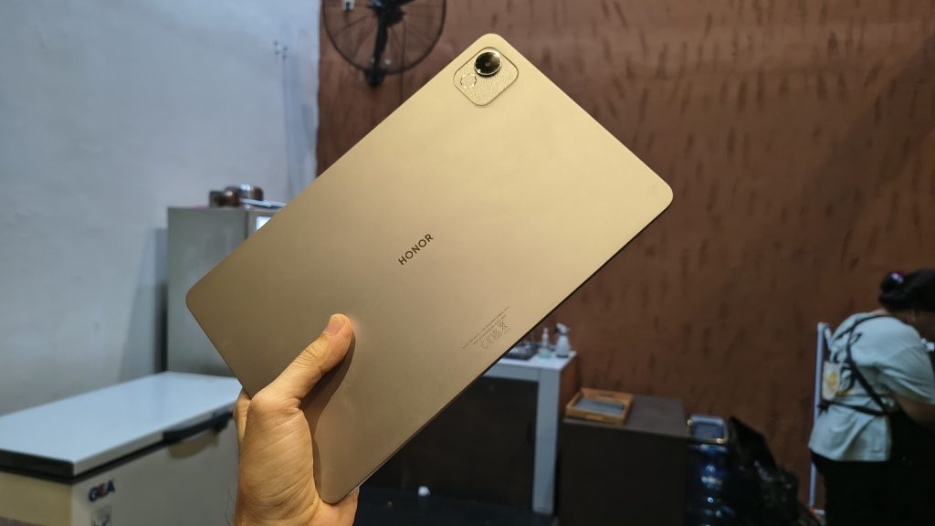 HONOR Pad X9a ringan saat dijinjing