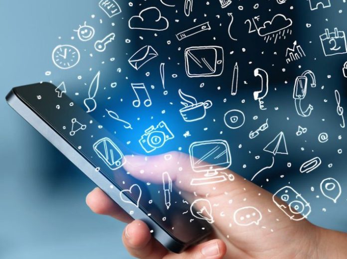 Ilustrasi penggunaan internet di smartphone