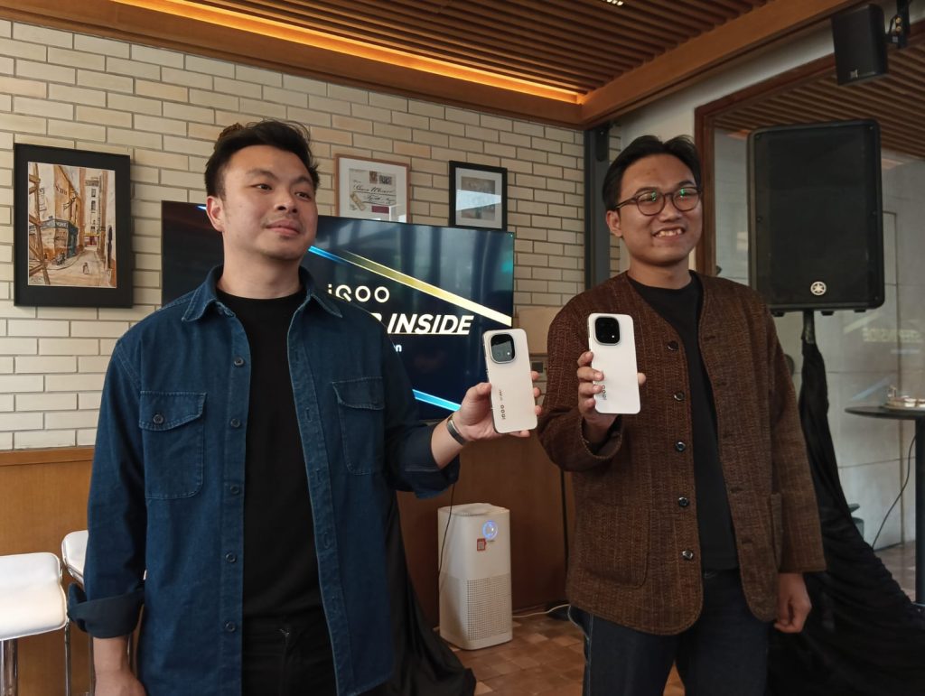 Brand Manager iQOO Indonesia, Rifqi Arrahmansyah dan Calvin Nobel, Head of Product iQOO Indonesia disela Exclusive Media Hands-On iQOO 2025: Monster Inside di Jakarta