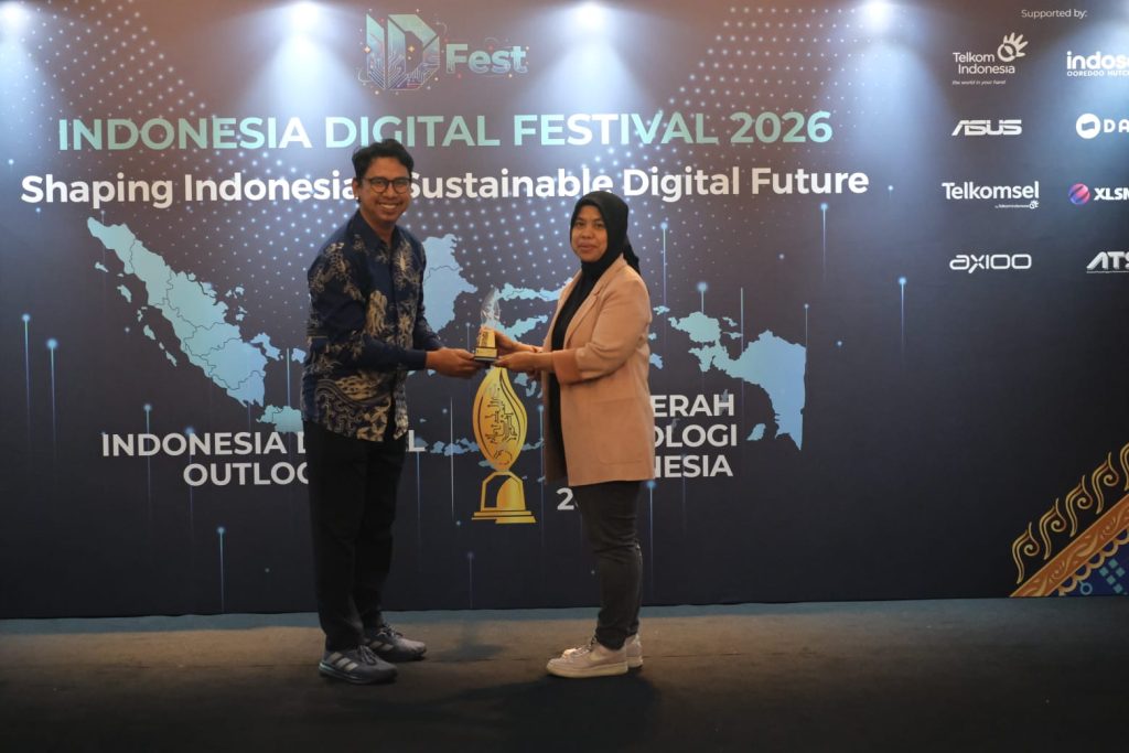 Denny Mahardi, Chief Editor TECHNOLOGUE ID menyerahkan piagam kemenangan kepada Eni Nur Ifati, VP Head of External Communication Indosat Ooredoo Hutchison
