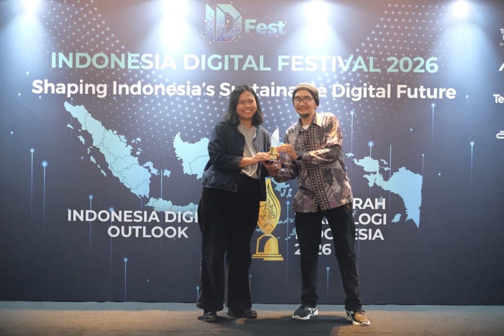 Donnie Pratama Selaku Editor Teknobuzz ID menyerahkan trofi kepada Nadya, Corporate Communications DANA