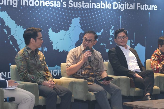 (Tengah) Teguh Prasetya, Ketua Bidang Industri dan Kemandirian IoT, AI & Big Data MASTEL (TRIOTA) memegang mic di acara Indonesia Digital Outlook 2026