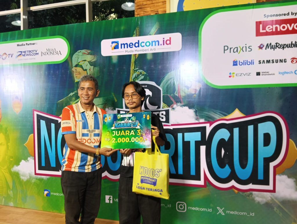 Daffa (TEKNOBUZZ ID), Ketua Tim Chisel Squad menerima hadiah Juara 3 Ngabuburit Cup