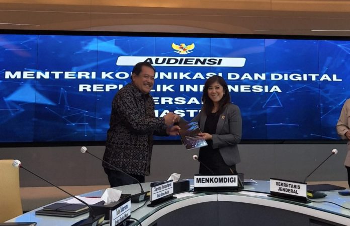 Ketua Umum MASTEL, Sarwoto Atmosutarno bersama Menteri Komunikasi dan Digital, Meutya Hafid